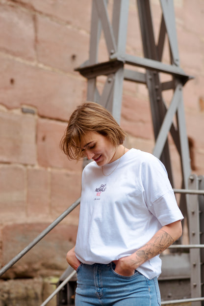 Model präsentiert Bio-Baumwoll-T-Shirt von SAG NIEMALS NUE mit Dürer-Motiv vor dem Kettensteg in Nürnberg